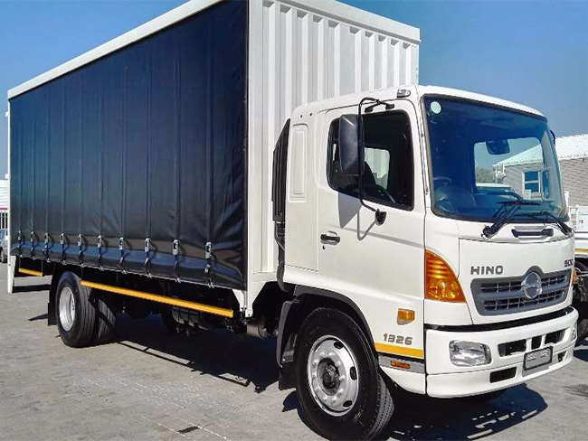 Camion bâché