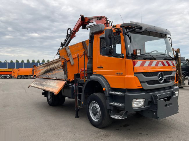 Camion-benne avec Grue